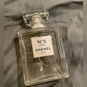 Full bottle of Chanel N 5 l’eau